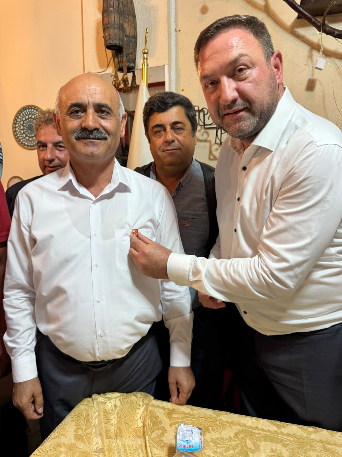 CHP İzmir'de rozet şov: 200 kişi partiye üye oldu