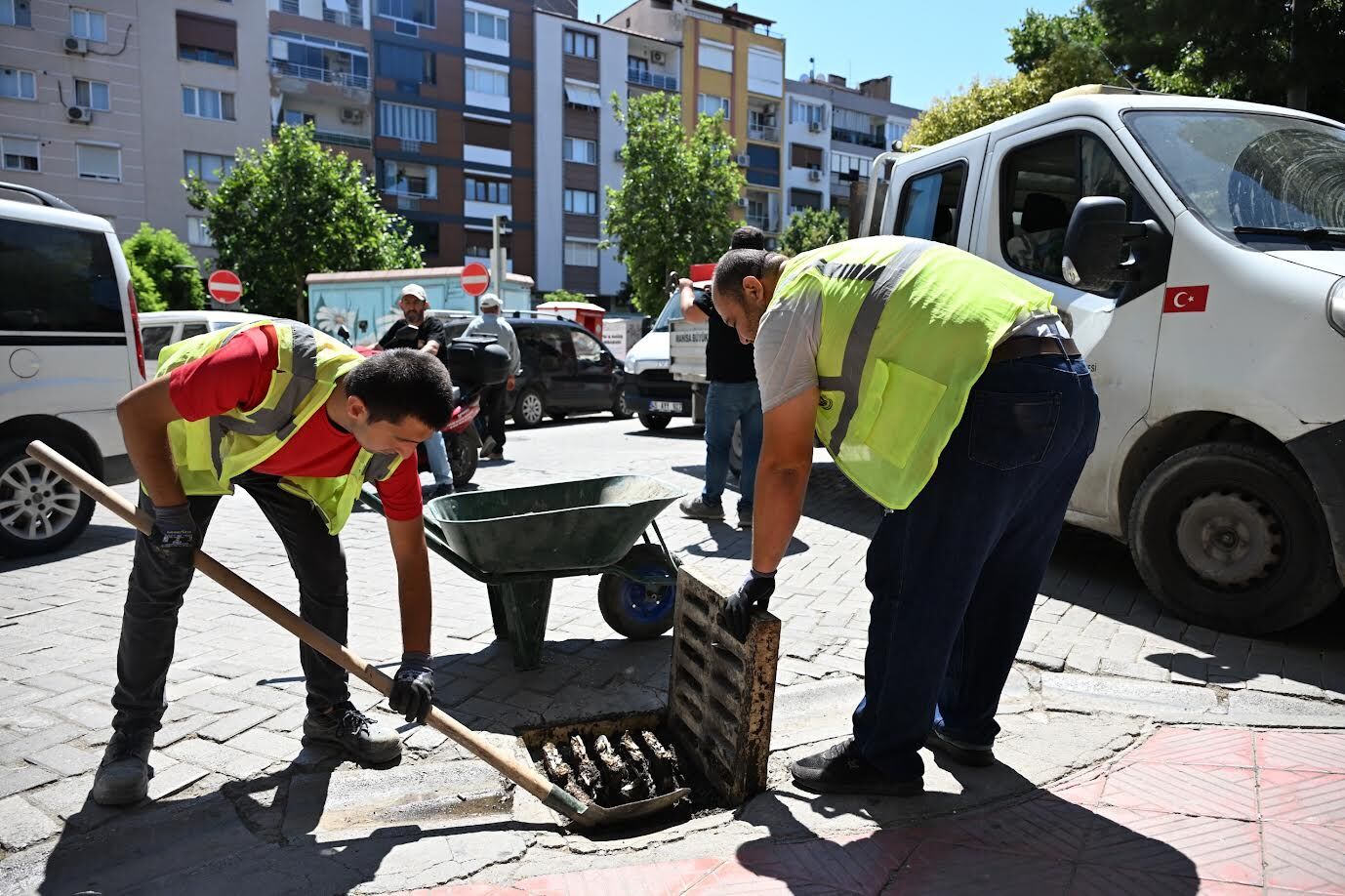 MASKİ’den 17 ilçede yağmur suyu ızgaralarına düzenli bakım