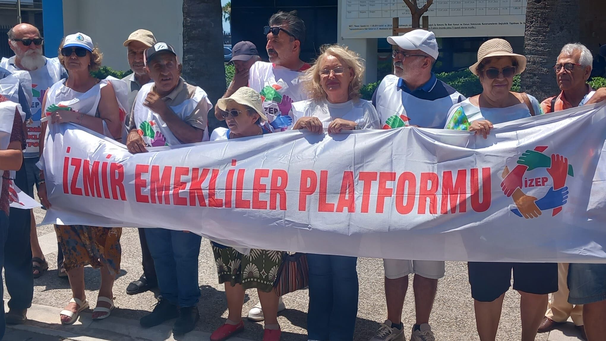 İzmir'de emekliler sokağa indi: Tüm cümle âlem biliyor ki TÜİK'in rakamları sahtedir!