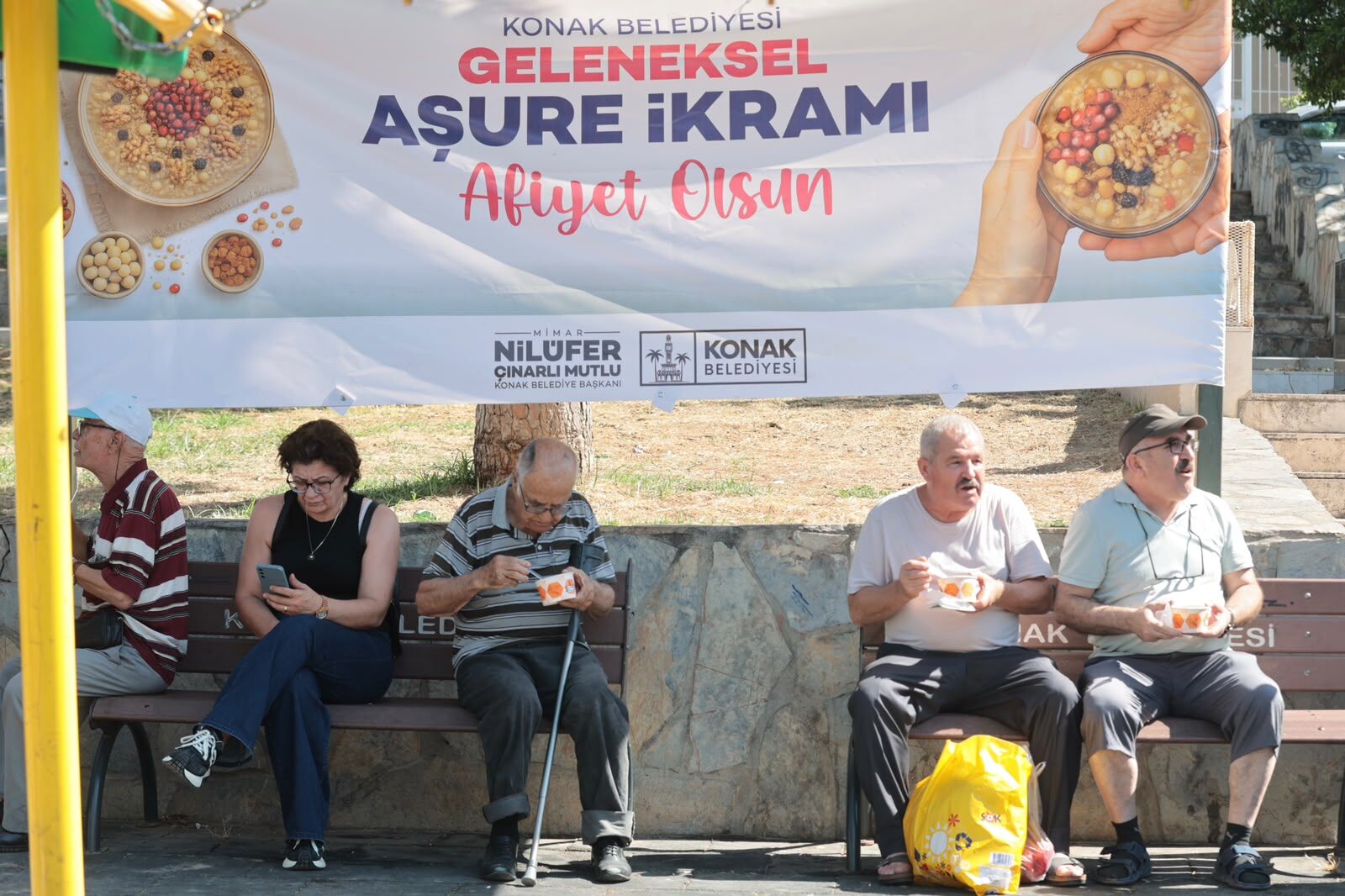 Konak’ta aşurenin bereketi 10 bin kişiyle paylaşıldı-1