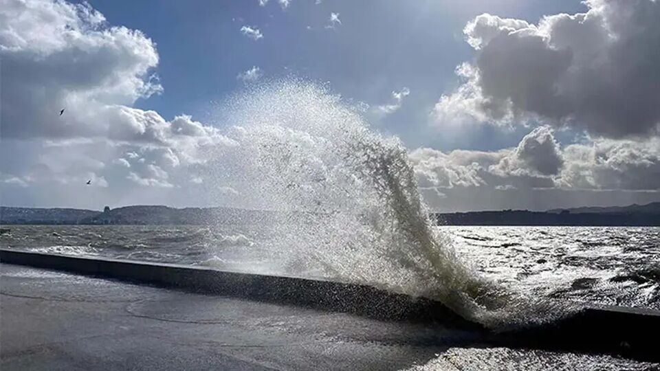 Meteoroloji’den fırtına uyarısı: İzmir’de hem rüzgar hem de sağanak etkisi!