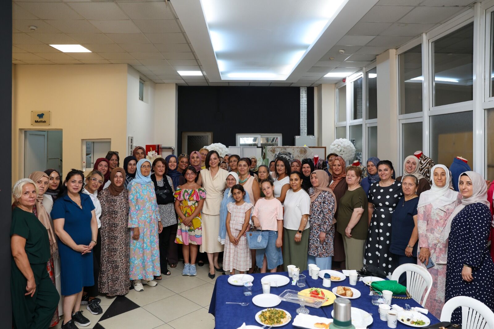 Tekstil Karabağlar Tekstil Akademi’de ilk mezuniyet gururu: Kendi diktikleri kıyafetlerle podyuma çıktılarMezuniyet (3)
