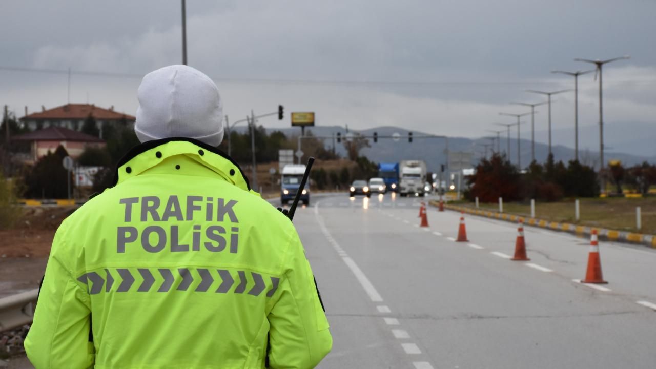 İzmir'de trafik güvenliğini tehlikeye düşürdüler... Sürücü ve yolcuya 366 bin lira ceza uygulandı