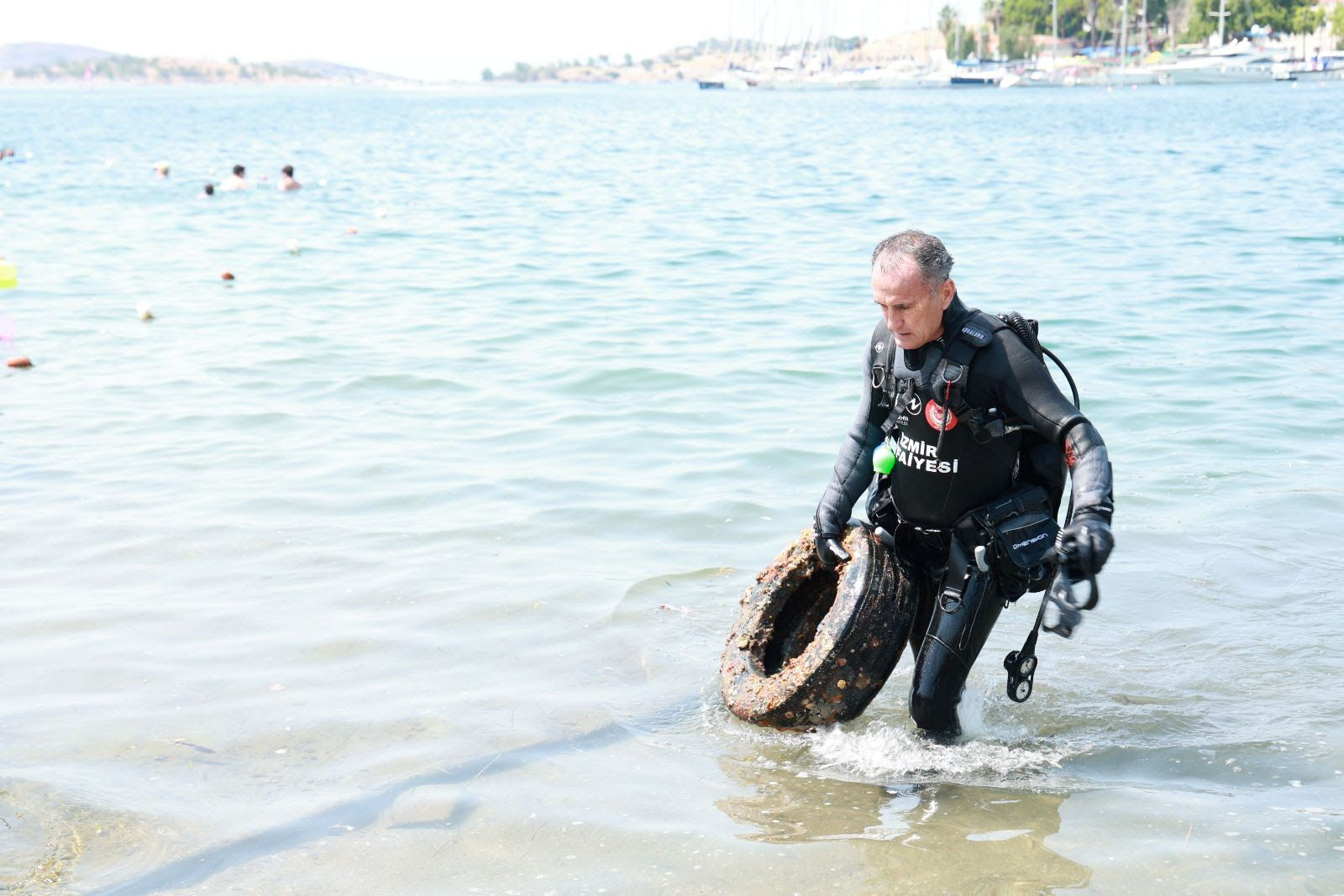 Foça'da kapsamlı temizlik: Denizden çıkanlar sergiye dönüştü!