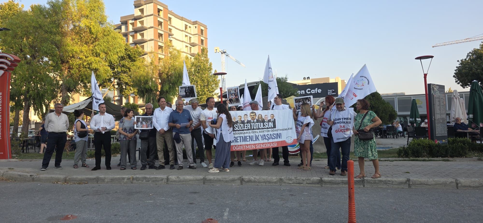İzmir'den öğretmenlere güçlü destek: Haklarımız teslim edilmezse Ankara'da yeniden alanlardayız!