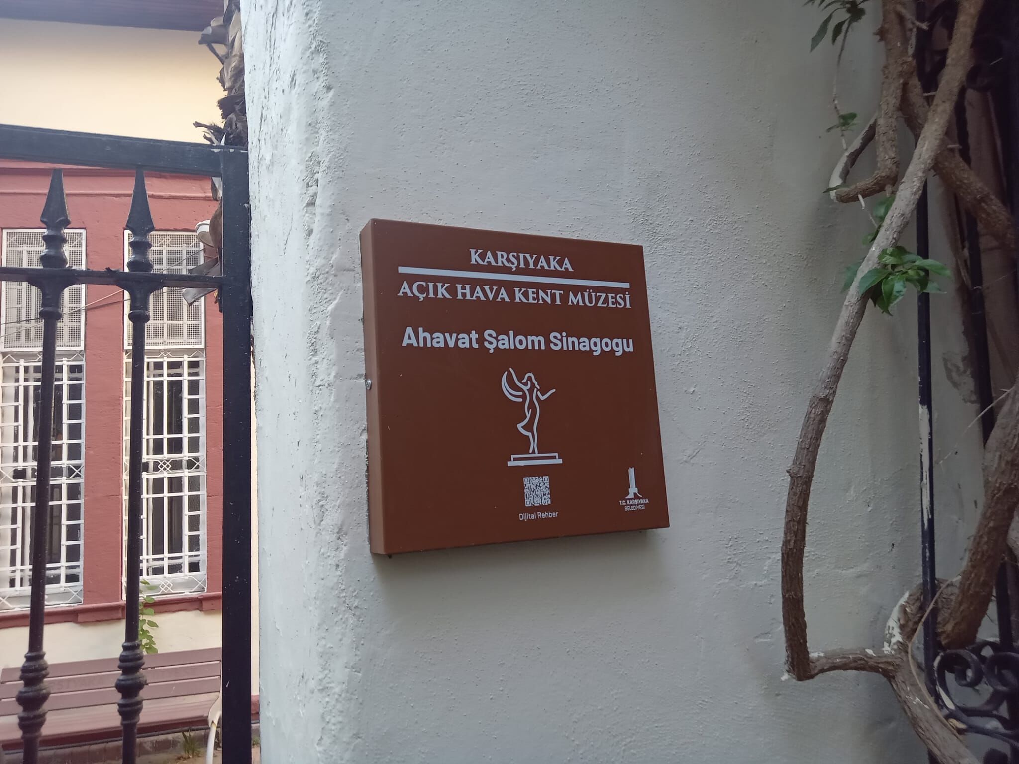Karşıyaka'nın evlerin arasında saklı hazinesi: 143 yıllık tarihi sinagog ziyaretçilerini bekliyor-2