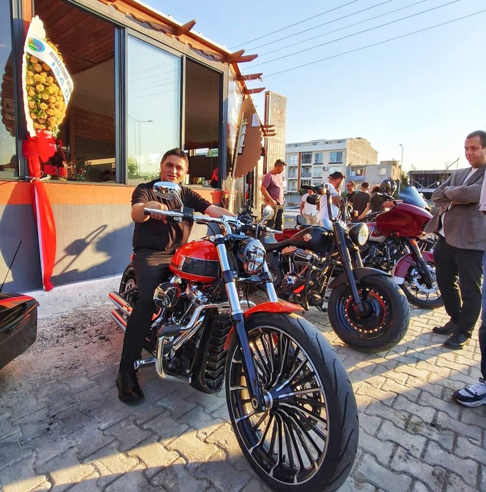 Aliağa’da motorcuların buluşma noktası: Bulls Moto Cafe açıldı