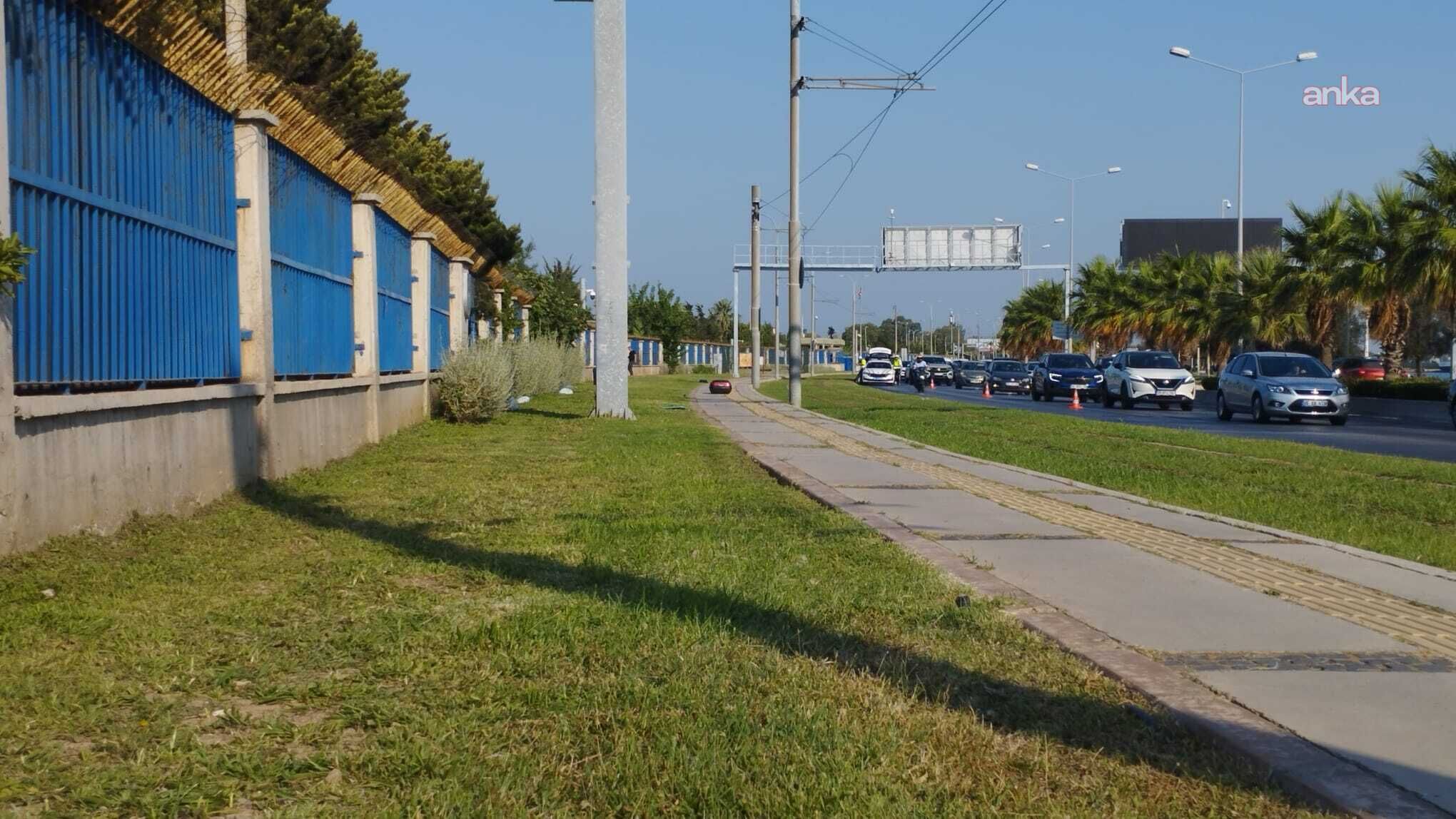 İzmir’in Konak ilçesinde sahipsiz bırakılan bir motosiklet çantası, kısa süreli endişeye ve hareketli dakikalara neden oldu. Bölgeye sevk edilen bomba imha uzmanlarının gerçekleştirdiği inceleme sonucunda çantanın boş olduğu anlaşıldı.