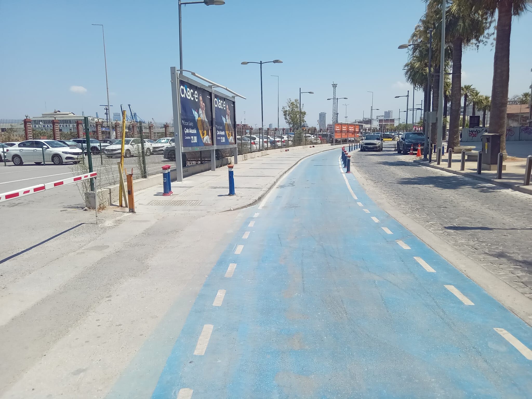 İzmir Alsancak Limanı'nın yük operasyonlarının Alport Alsancak Liman İşletmeciliği AŞ'ye devredilmesinin ardından, gözler yıllardır beklenen Alsancak Limanı Bisiklet Yolu Projesi'ne çevrildi. Bisikletli Ulaşımı Geliştirme Derneği (BUGEP) Yönetim Kurulu Üyesi Mustafa Karakuş, İz Gazete'ye yaptığı açıklamada, özelleştirme sürecinin projenin geleceğini belirsiz hale getirdiğini belirterek, "10 yıllık emeğin heba olmasını istemiyoruz" dedi.