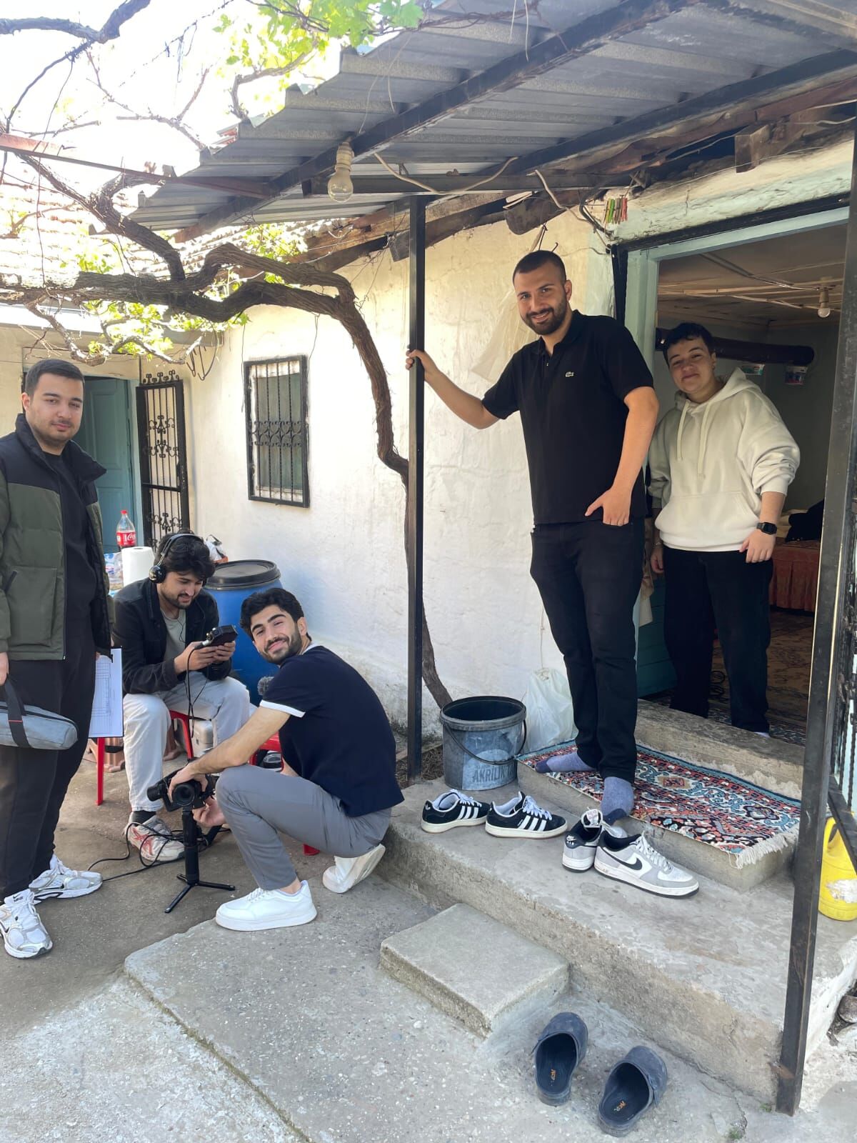 İzmir'de çekimleri tamamlanan ‘Noksan’ adlı kısa film, Karaca Sineması'nda gerçekleştirilecek özel gösterimle ilk kez İzmir'de izleyiciyle buluşacak. Yapımcılığını Ali Yılmaz'ın, senaristliğini ve yönetmenliğini Neşet Mert Arman'ın üstlendiği film, insanın aidiyet arayışını ve iç dünyasını konu alıyor.