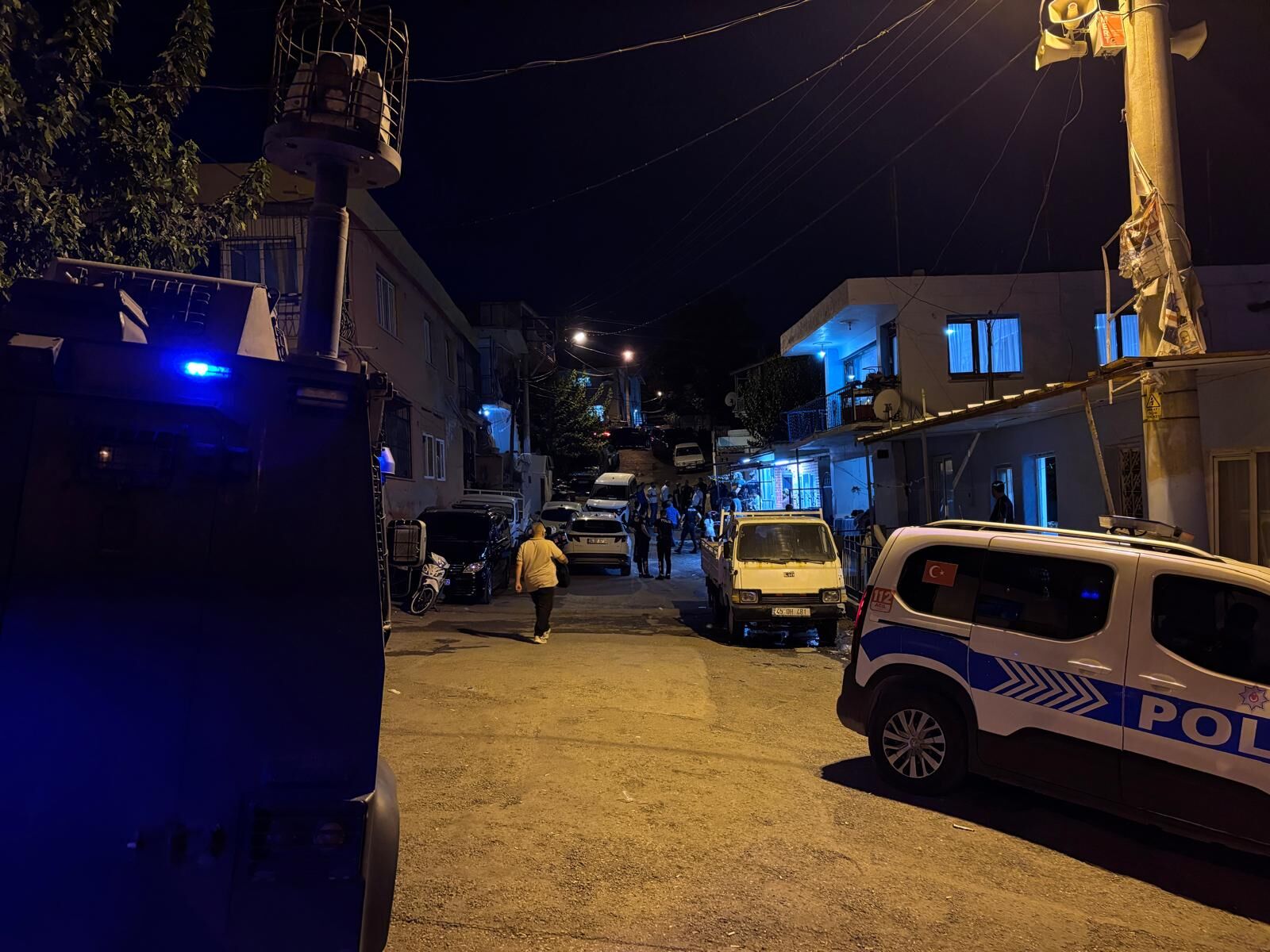 Menemen’de silahlı kavga sonrası operasyon: 13 kişi yaralanmıştı