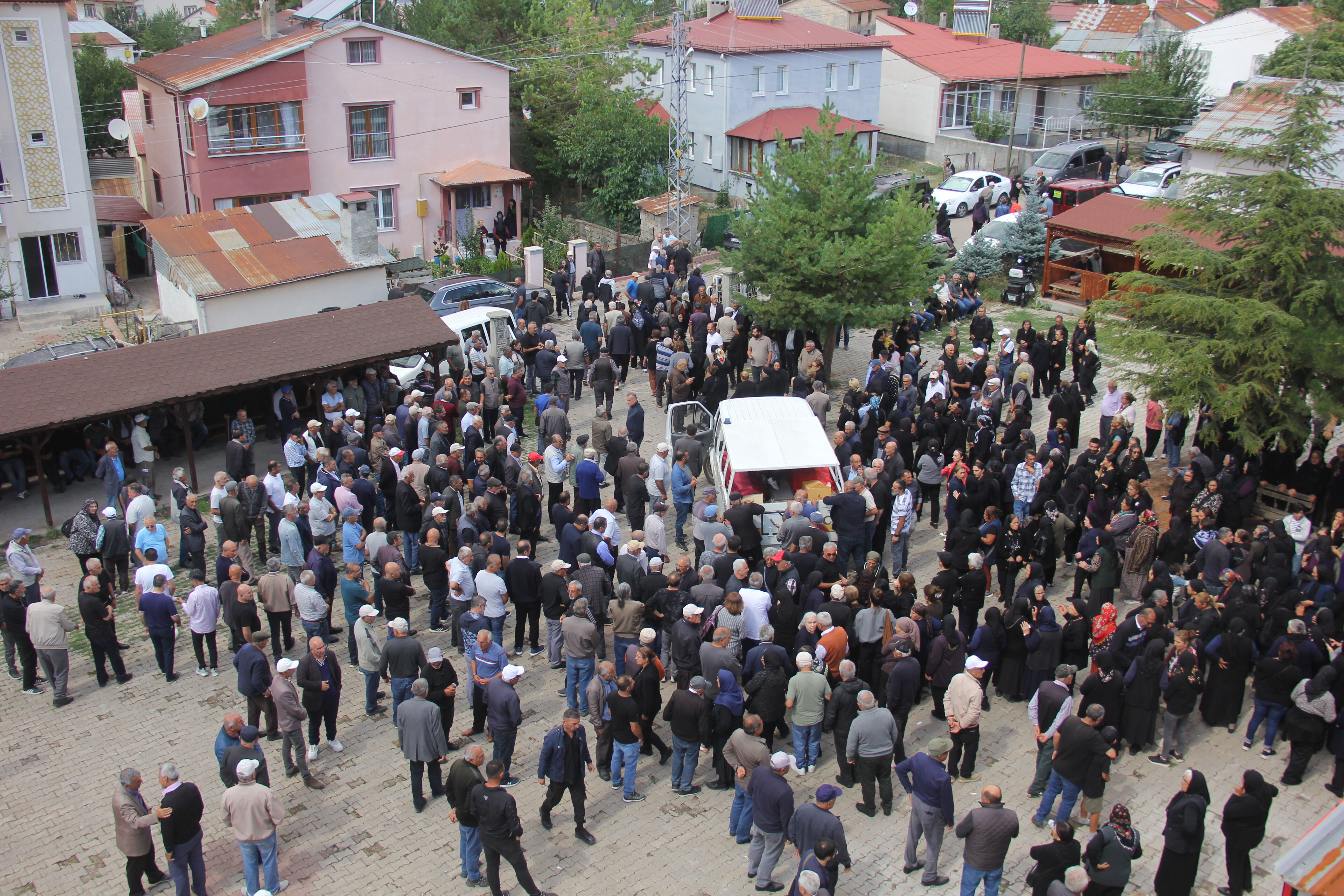 İzmir'de kaza geçiren gurbetçi çift memleketinde toprağa verildi