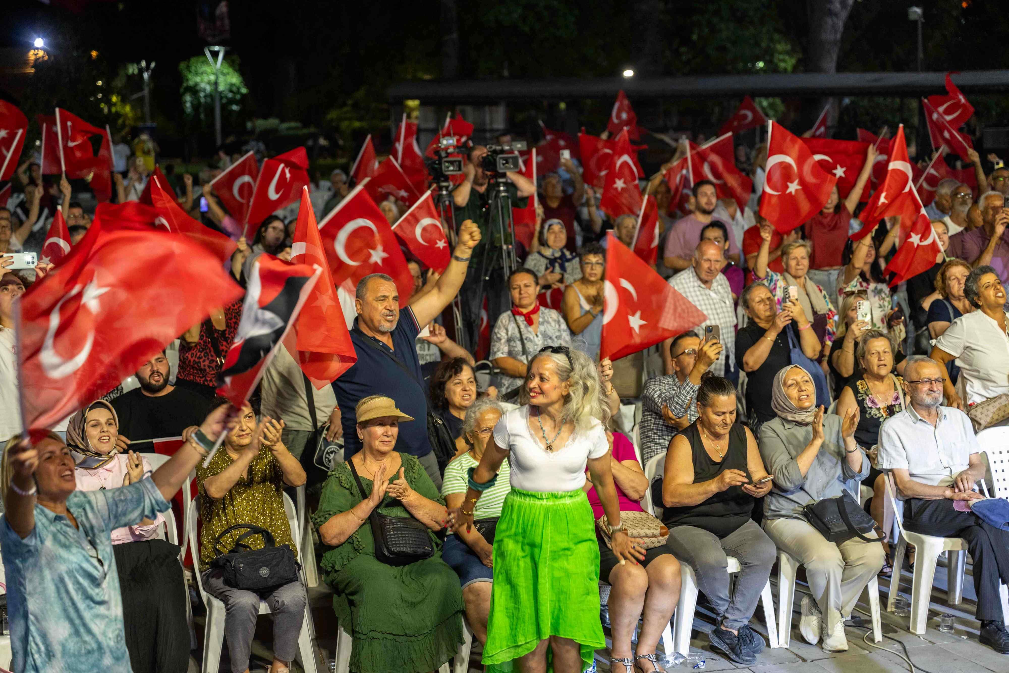 Bornova'da Zafer Bayramı coşkusu: Binlerce İzmirli bir araya geldi