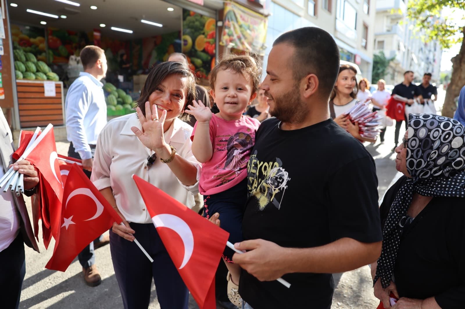 Karabağlar’da 30 Ağustos coşkusu: Sokaklar kırmızı beyaza büründü