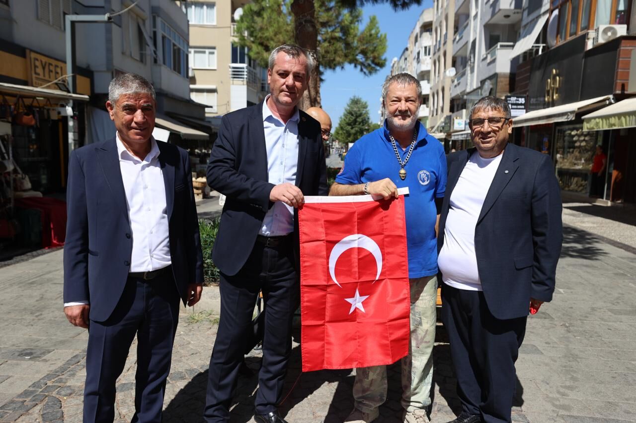 Bayrak Dağıtımı1