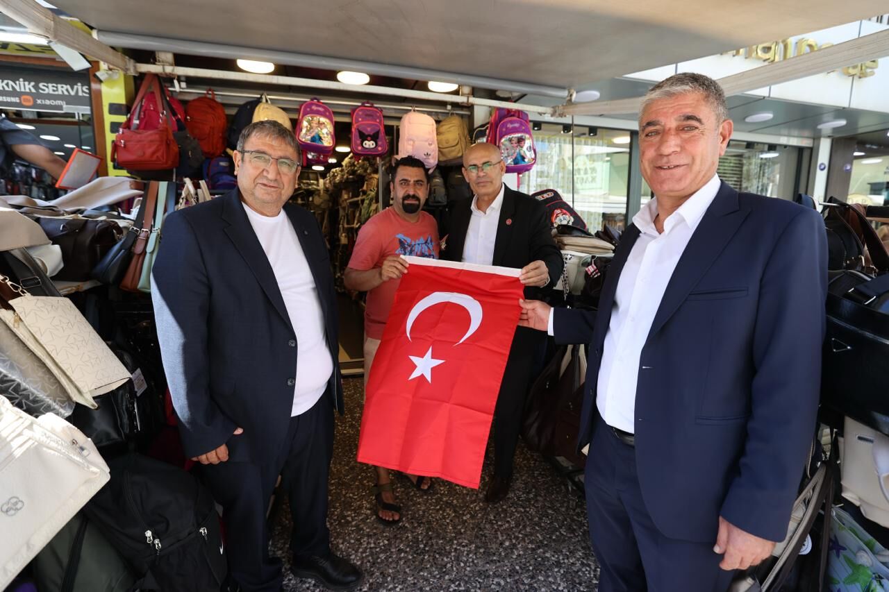 Bayrak Dağıtımı2