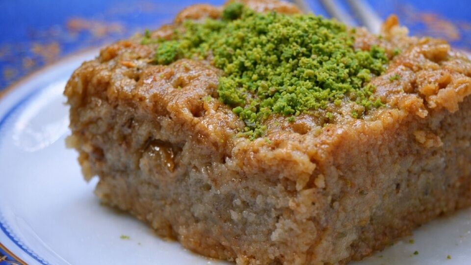Çay saatlerinizin vazgeçilmezi olacak… Bol cevizli nevzine tatlısı tarifi-1