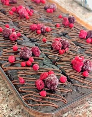 Brownie sevenler tadına doyamayacak: Çilekli ve böğürtlenli kek tarifi-1
