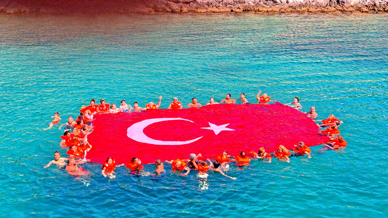 Çeşme’de Zafer Bayramı coşkusu denize taştı!