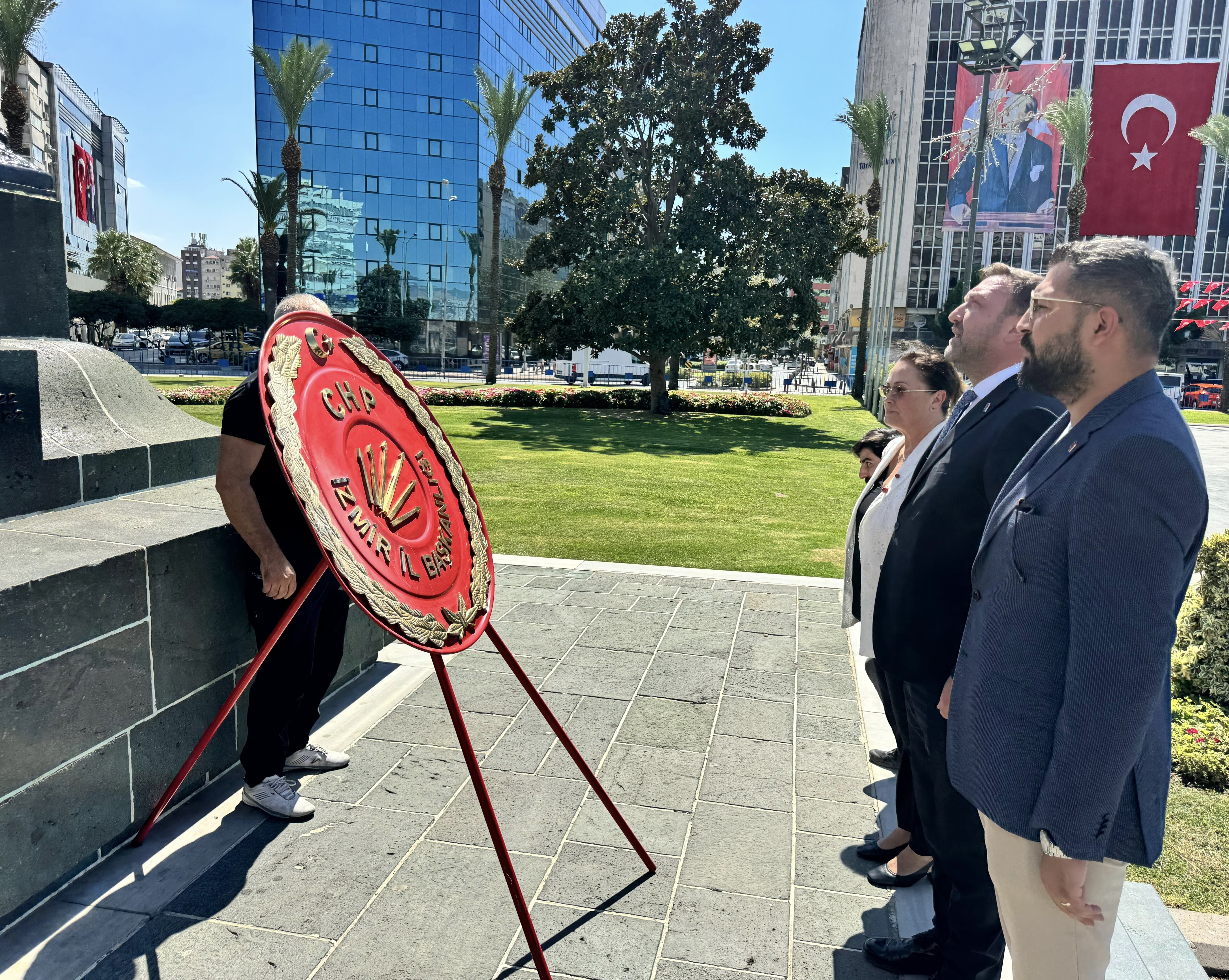 Chp İzmir Zafer Bayramı Çelenk Sunumu (2)