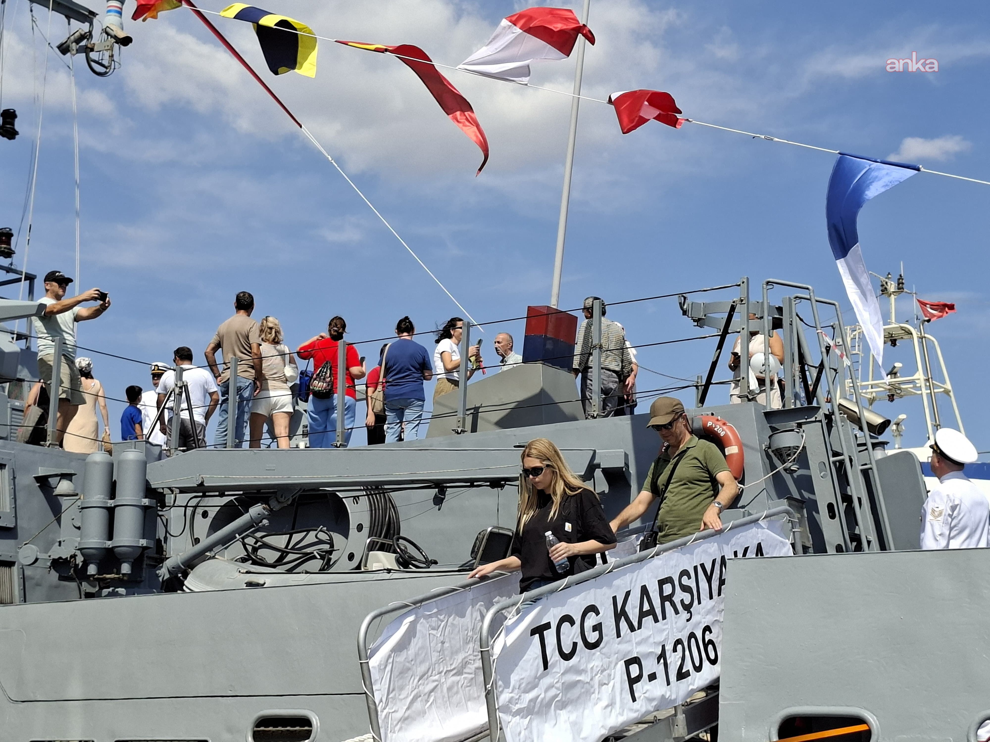 TCG Karşıyaka, 30 Ağustos Zafer Bayramı'nda ziyarete açıldı: İzmirliler duygu dolu anlar yaşadı