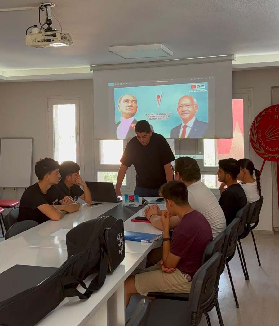 CHP Bornova'da gençler buluştu: Birlikte daha güçlü, daha umutluyuz!
