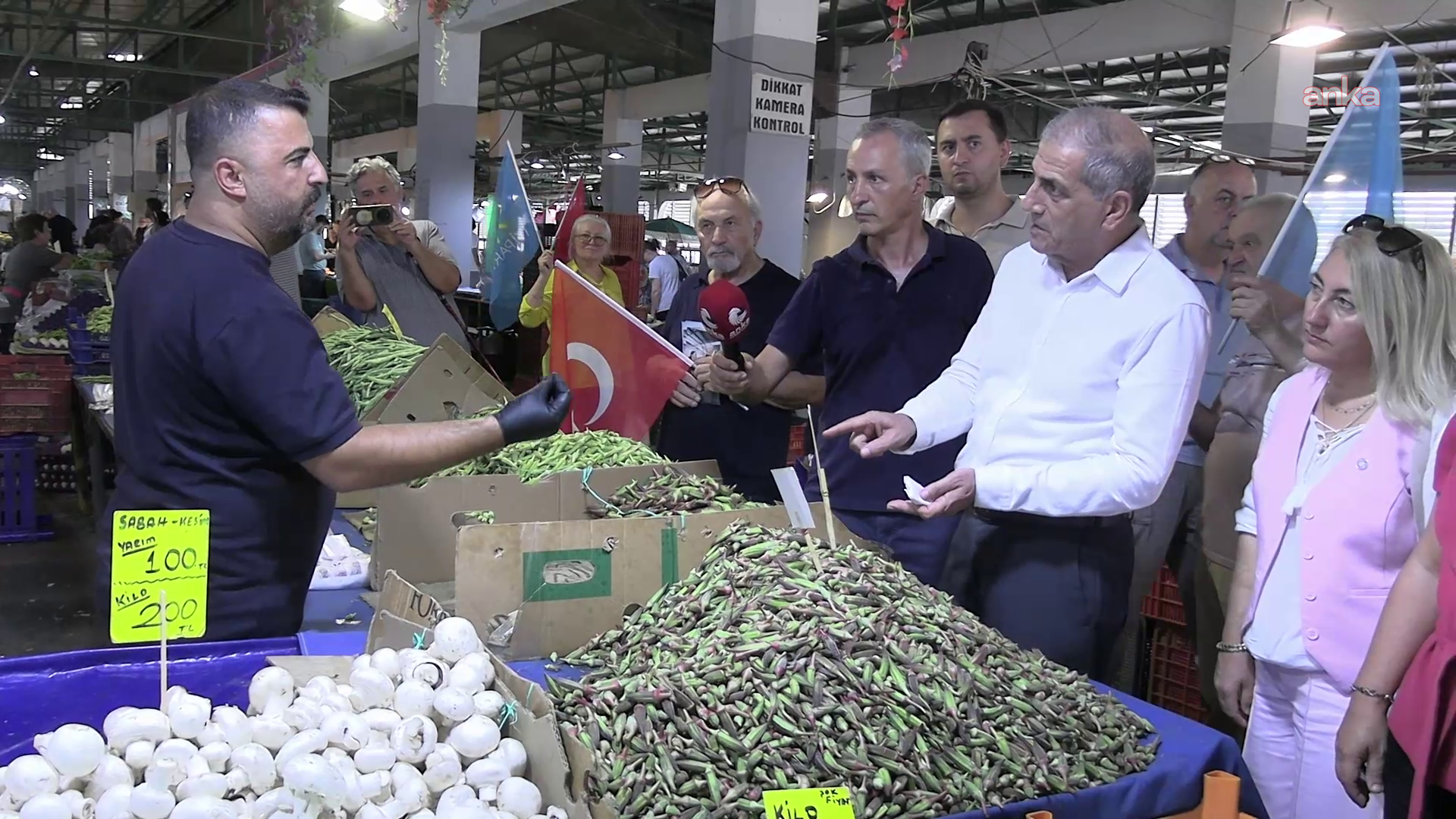 İYİ Parti İzmir Milletvekili Kırkpınar Çiğli'de yurttaşla buluştu: Sandık sabırsızlıkla bekleniyor