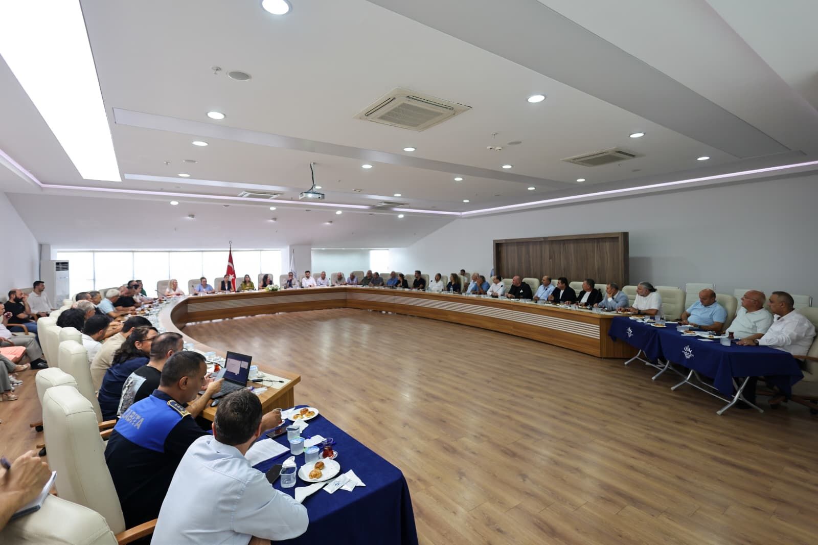 Karabağlar’da esnaf zirvesi: Ruhsat, imar ve denetim masada-2