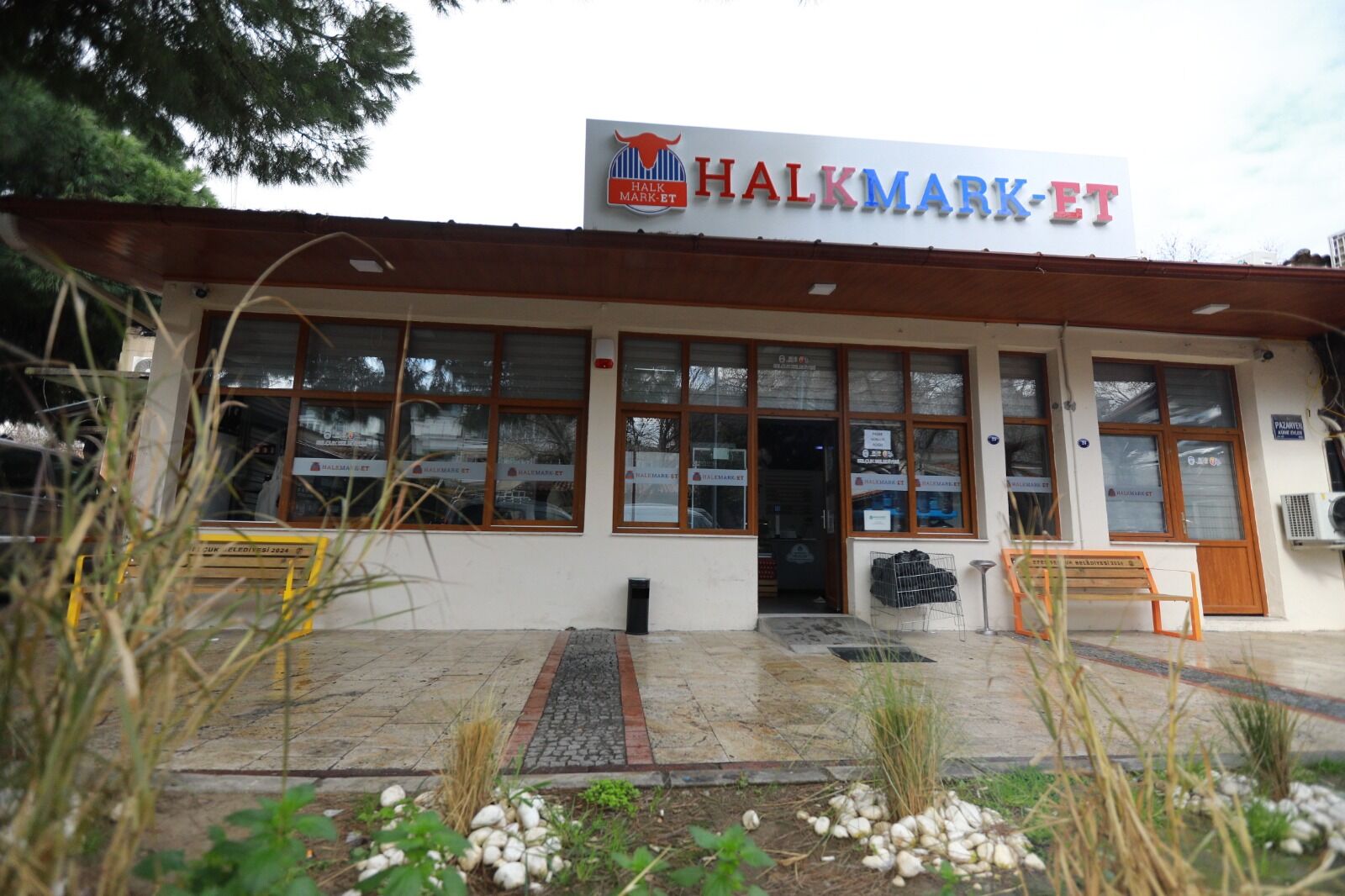 Selçuk'ta bütçe dostu dönem Halk Mark-Et vatandaşa nefes aldırıyor