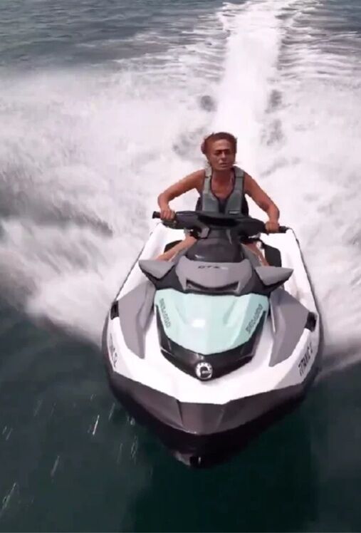 Yüzme bilmediğini söylemişti! Yıldız Tilbe’nin jet-ski performansı görenleri şaşırttı