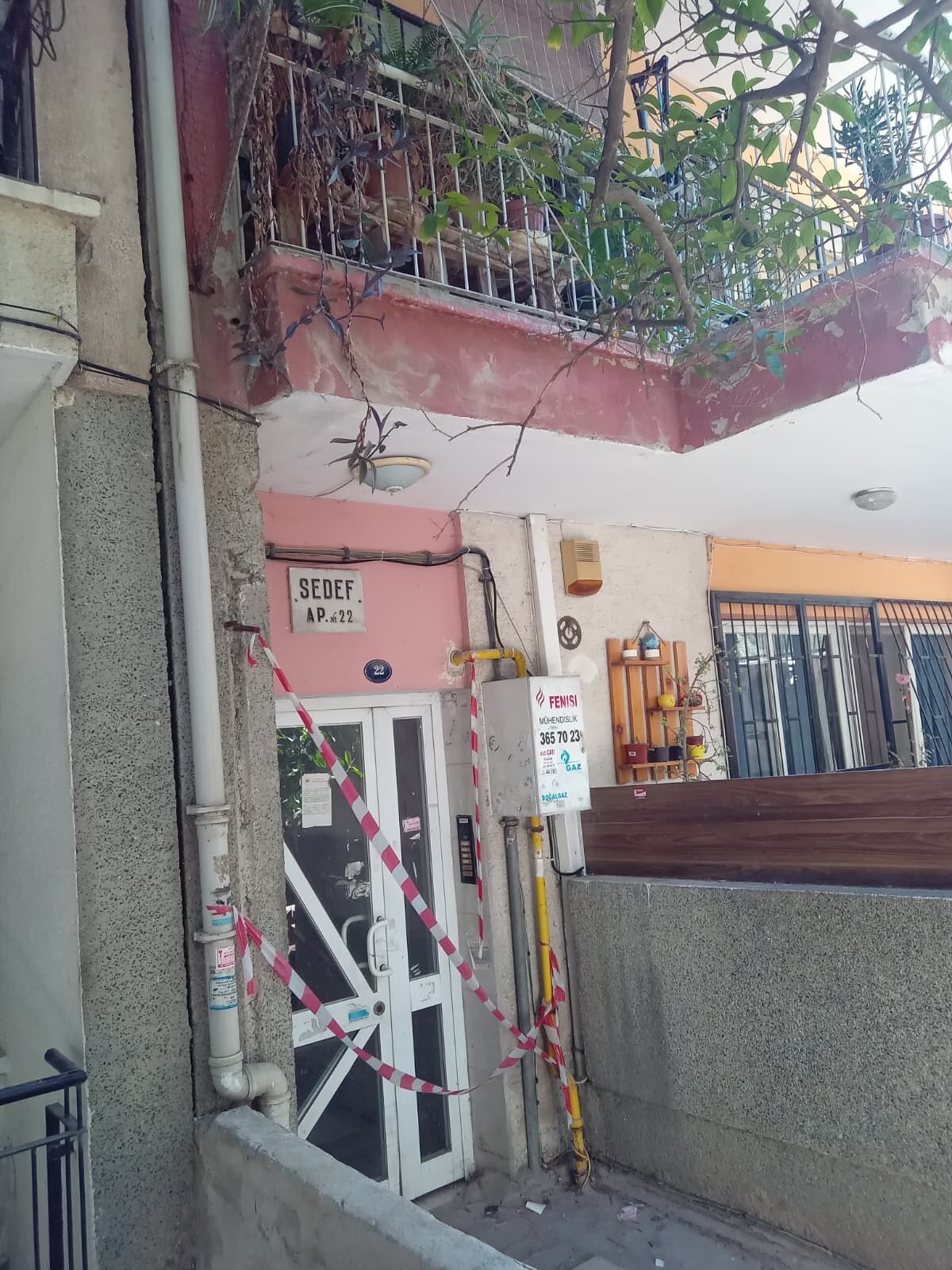 Karşıyaka’da okulun yanındaki apartman boşaltıldı: Zemin çalışması sonrası çatlak paniği-4