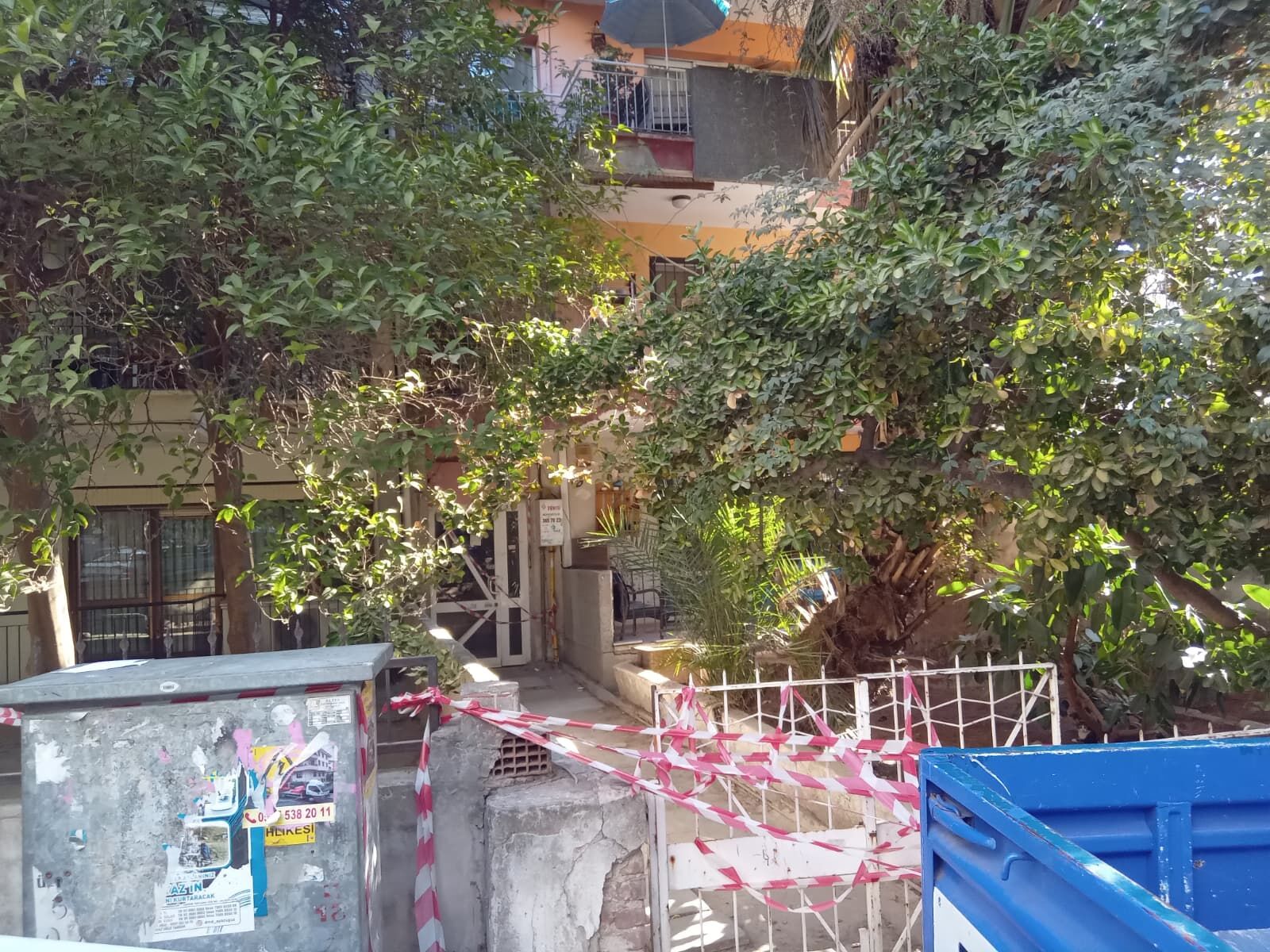 Karşıyaka’da okulun yanındaki apartman boşaltıldı: Zemin çalışması sonrası çatlak paniği-1