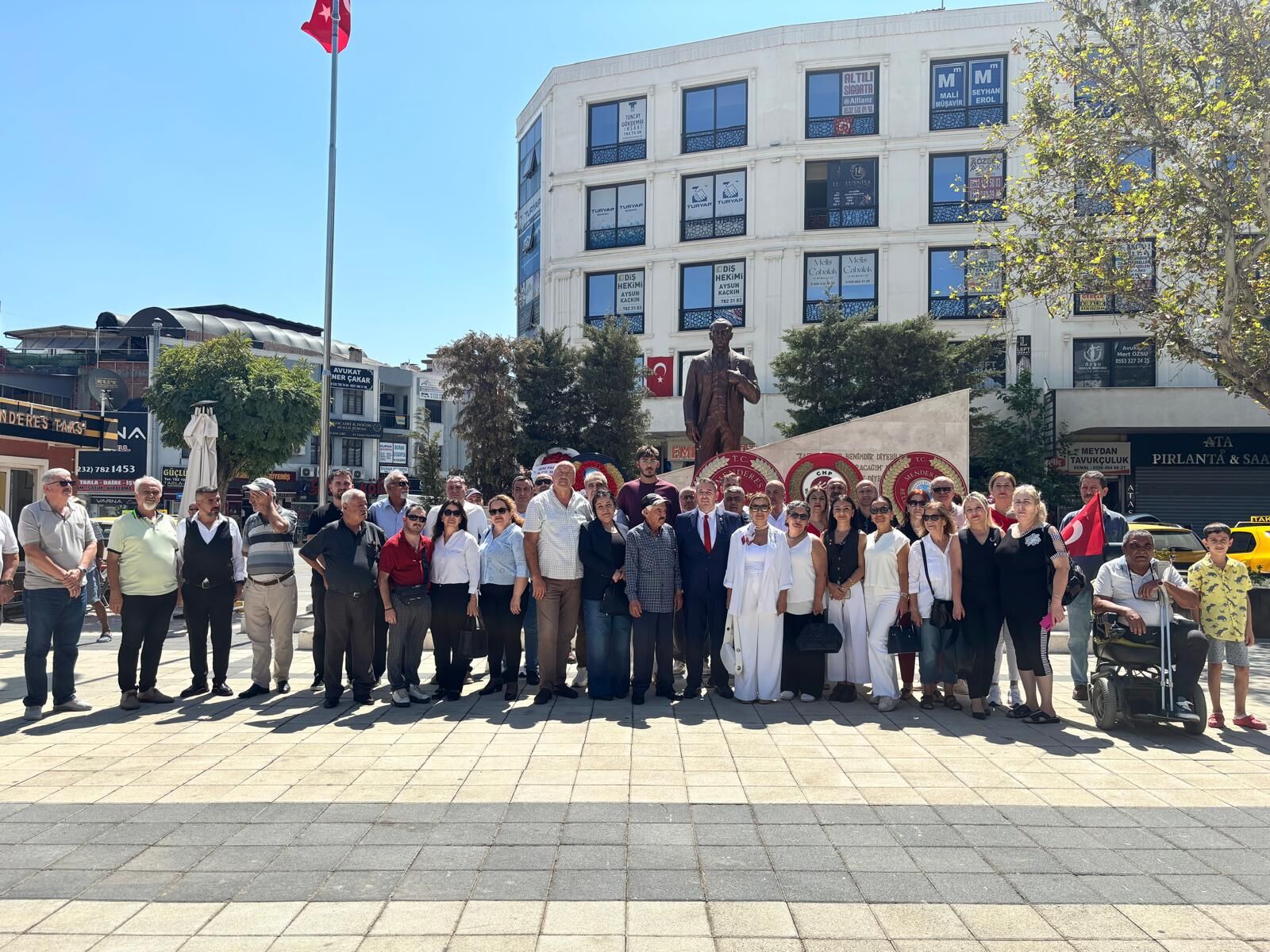 CHP Menderes Atatürk Anıtı’na çelenk sundu: Bizim mücadelemiz Türkiye Cumhuriyeti’ni yaşatma mücadelesidir