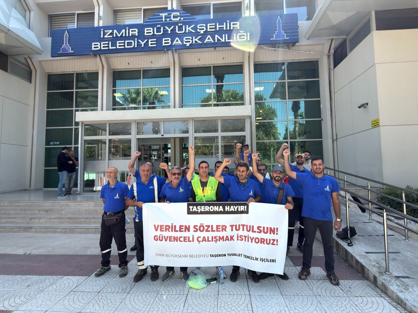 İzmir Büyükşehir Belediyesi önündeki işçilerin eylemi 15’inci gününde: Taşeron çalışmak istemiyoruz!