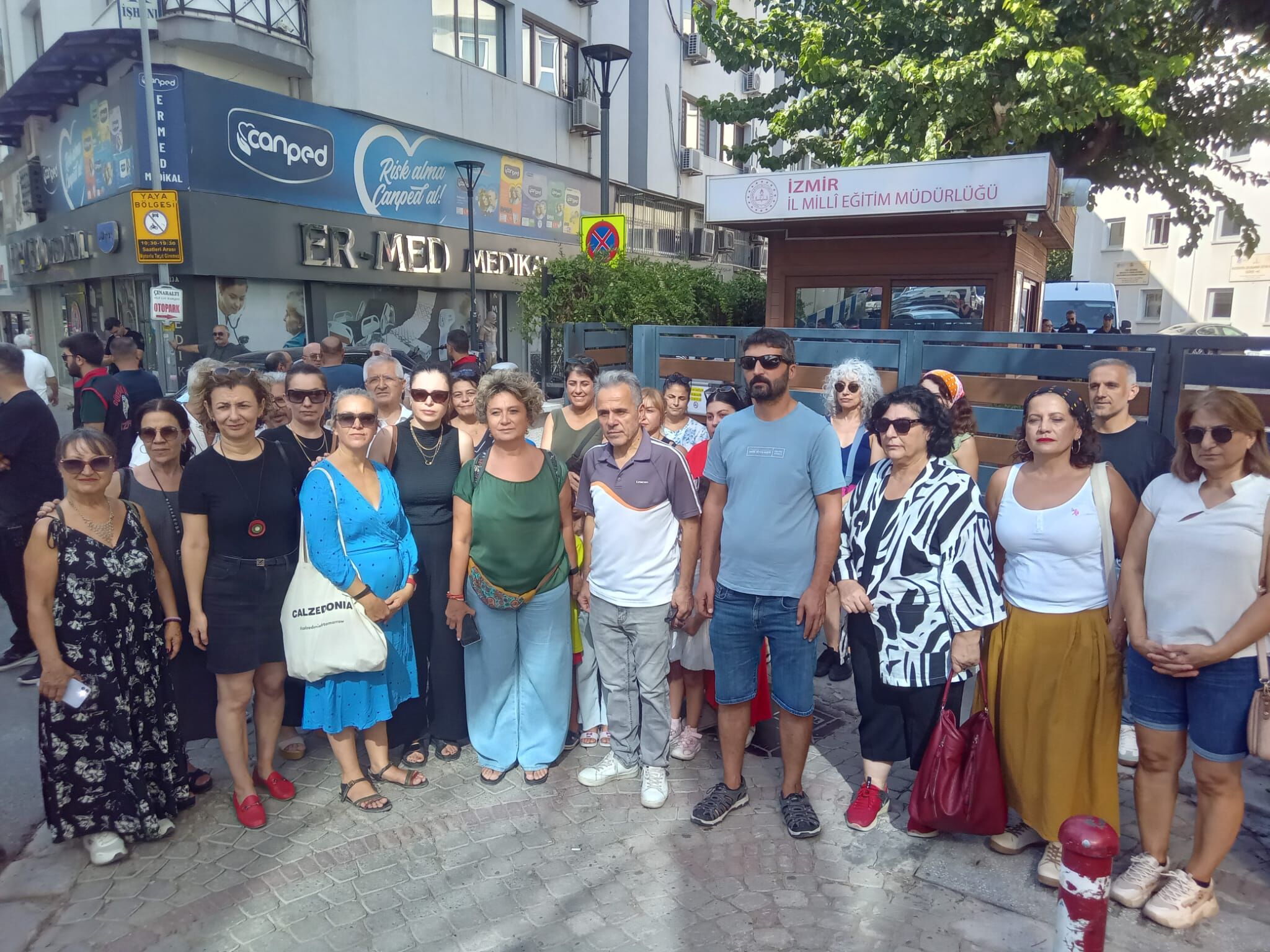 İzmir’de velilerden eğitim tepkisi: Sıkış tepiş eğitim geleceğe haksızlık