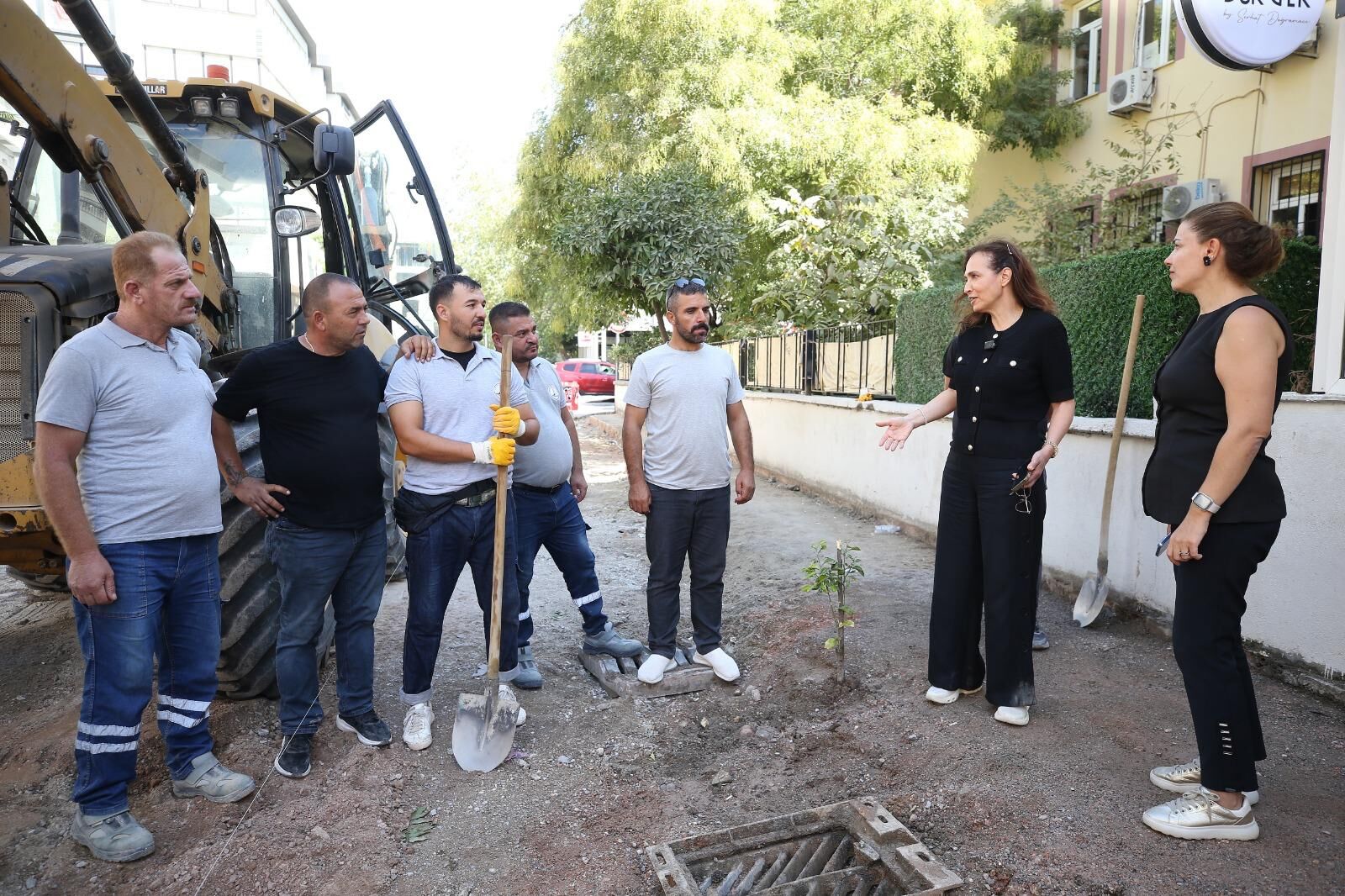 Başkan Ünsal çalışmaları yerinde inceledi… Karşıyaka’nın işlek sokağı baştan aşağı yenileniyor