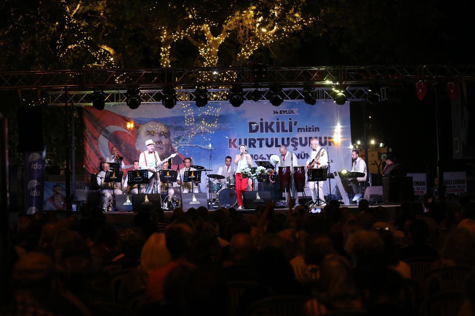 Dikili'de kurtuluş coşkusu: Bize düşen Cumhuriyet değerlerine sahip çıkmaktır!