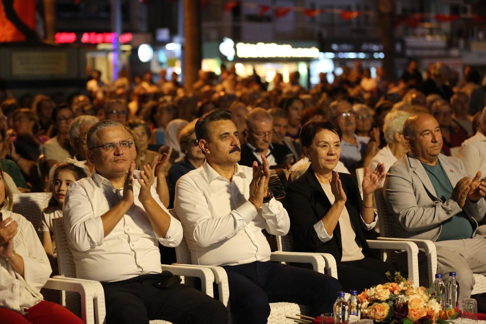 Dikili'de kurtuluş coşkusu: Bize düşen Cumhuriyet değerlerine sahip çıkmaktır!