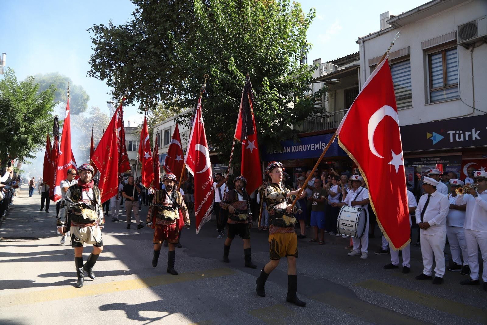 Dikili'de kurtuluş coşkusu: Bize düşen Cumhuriyet değerlerine sahip çıkmaktır!