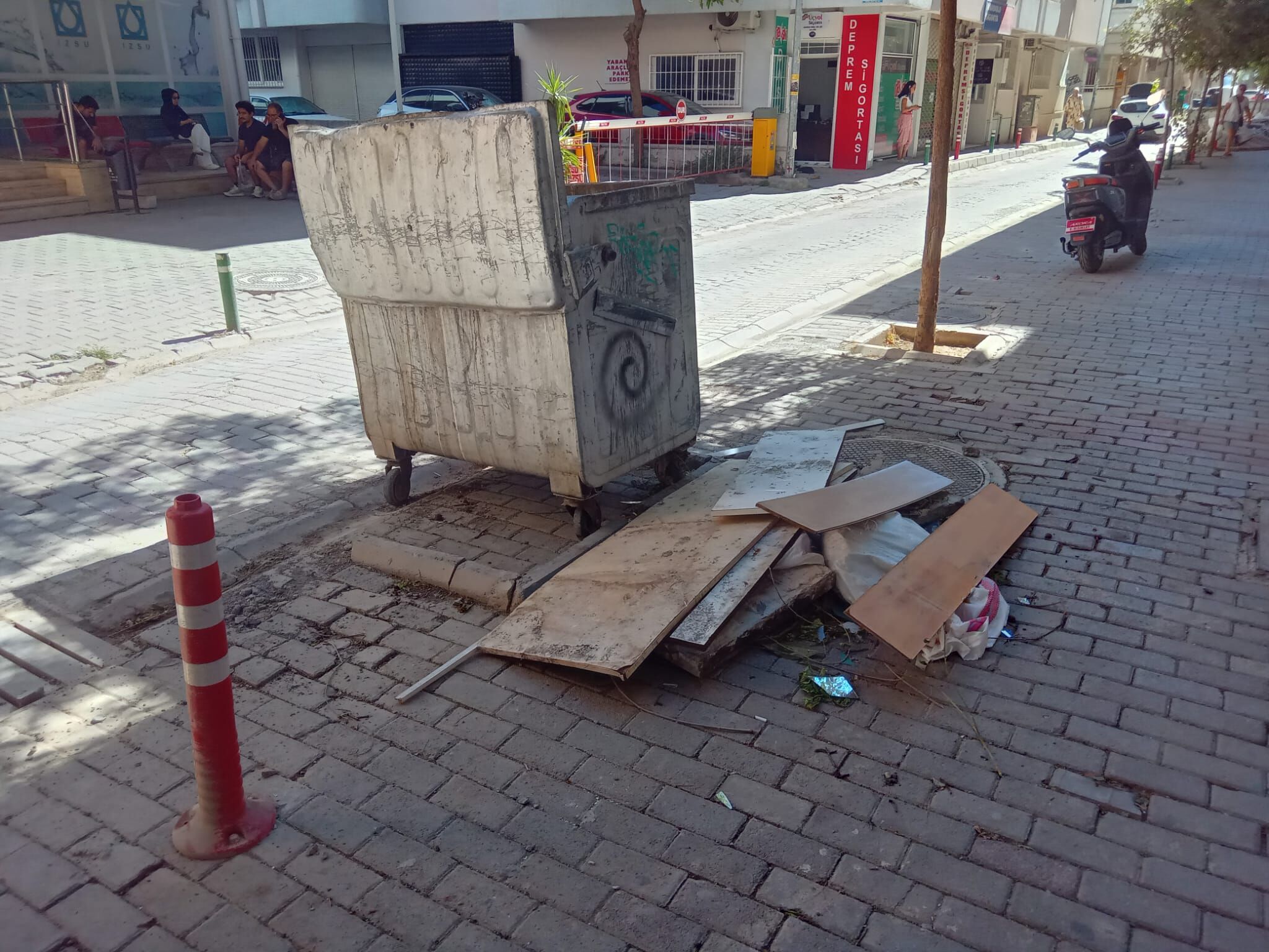 Karşıyaka’da yaz bitti, moloz sorunu bitmedi: Yurttaşlar çözüm bekliyor