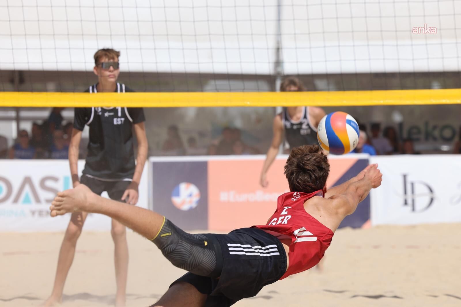 Plaj voleybolunda Avrupa Şampiyonası heyecanı: Foça'da yarı finalistler belli oldu