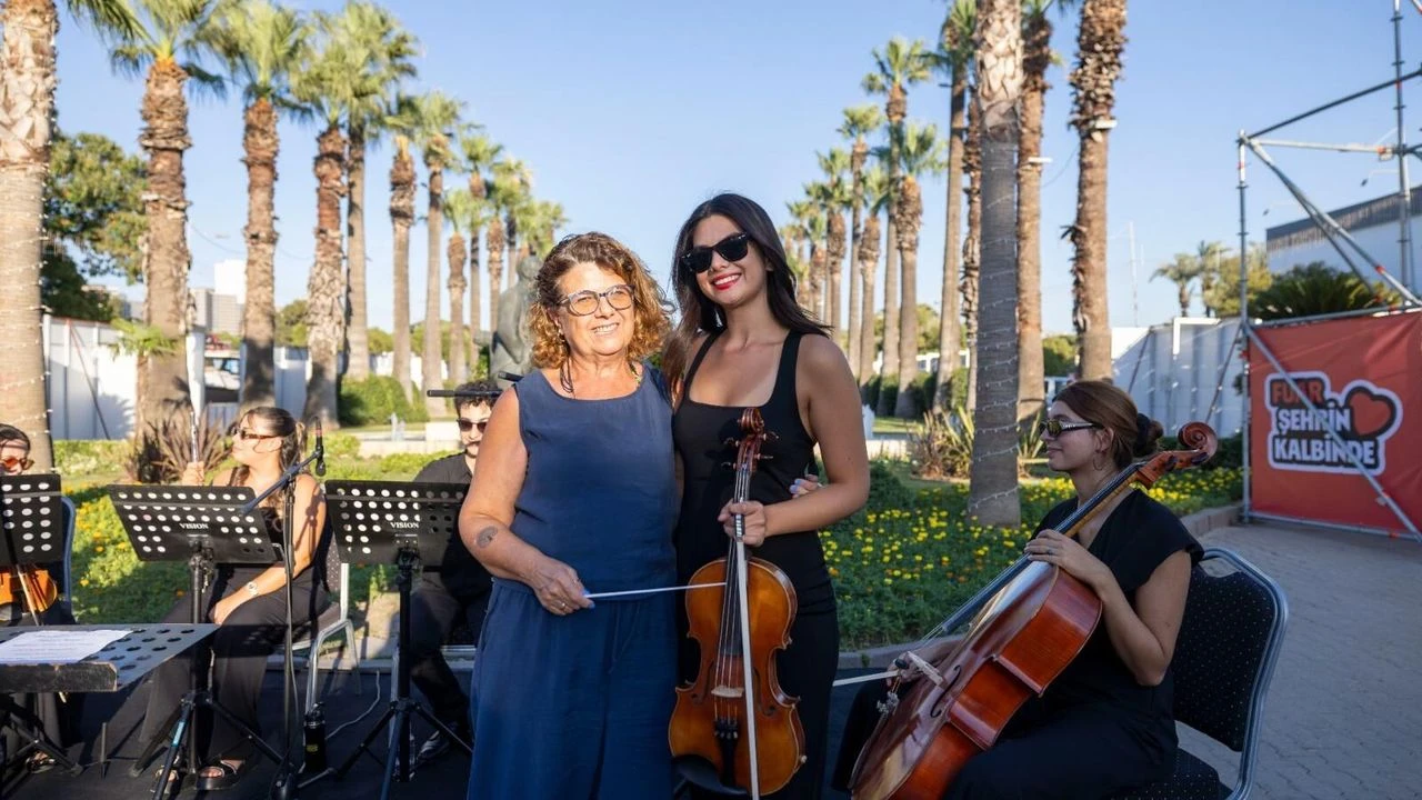 İzmir Enternasyonal Fuarı'nda 'şef sensin' heyecanı: Kızı keman çaldı, annesi yönetti