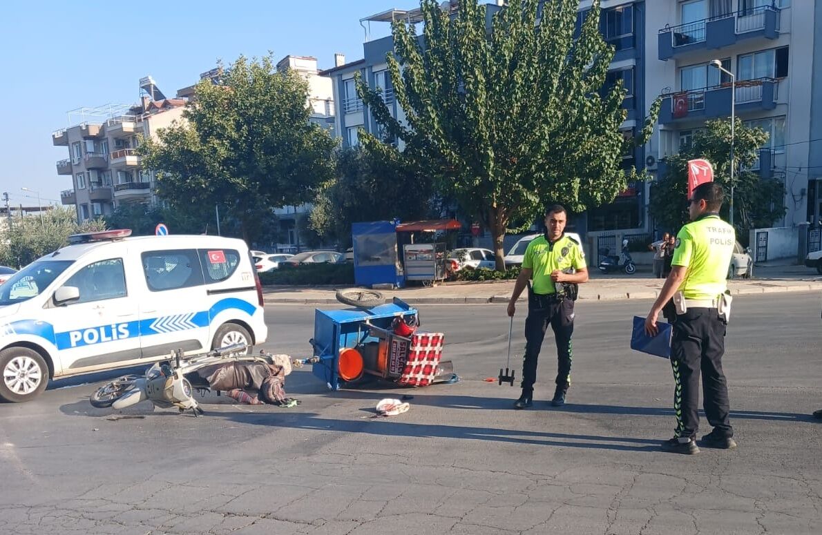 İzmir'de otomobille çarpışan motosikletin sürücüsü yaralandı