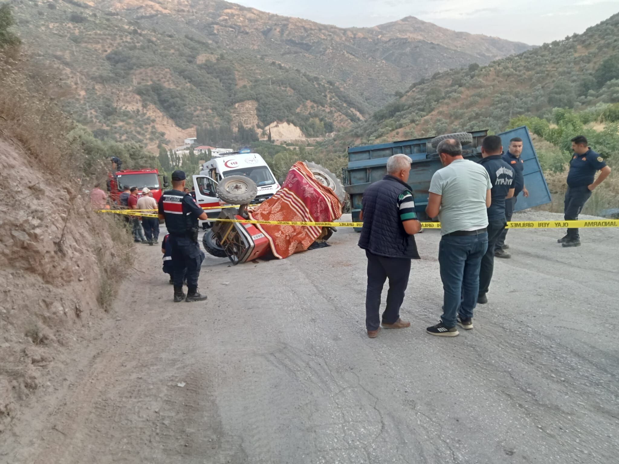 Aydın'da traktörü devrilen şoför yaşamını yitirdi, yolcu yaralandı