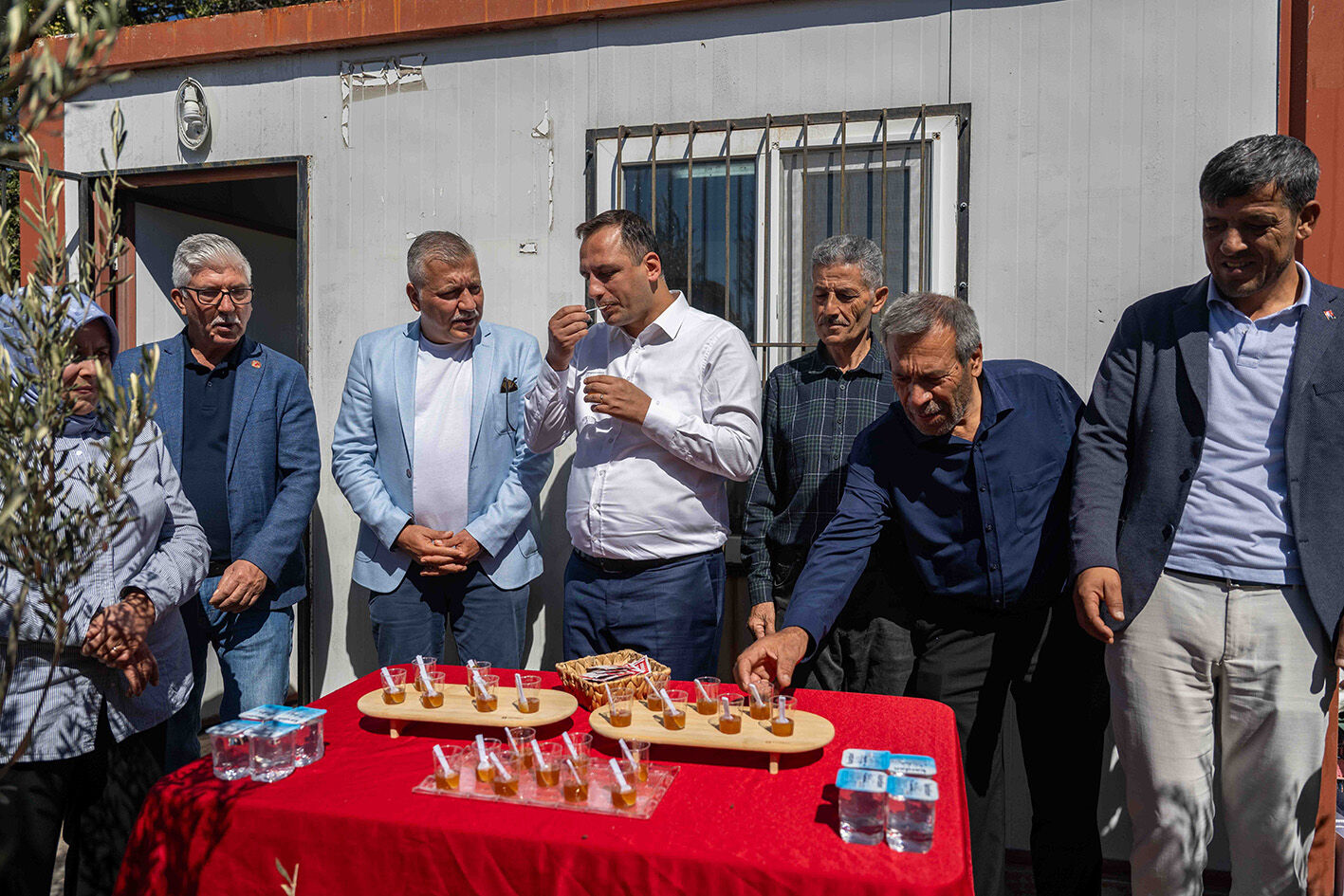 Eşki kovan başına geçti… Bornova’da bal hasadı-1