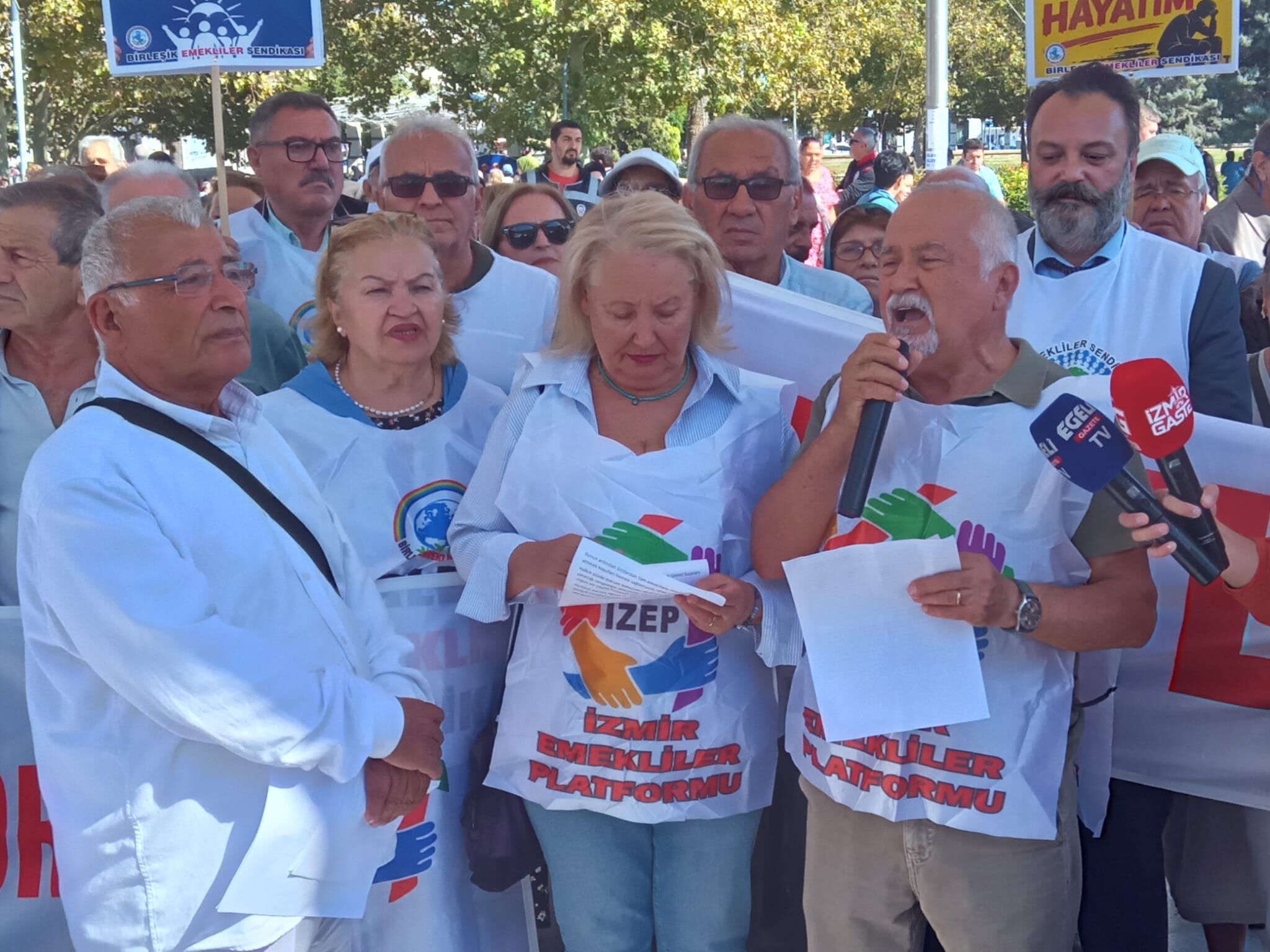 İzmir’de emeklilerden AYM’ye çağrı: Seyyanen zam dosyasını karara bağlayın!