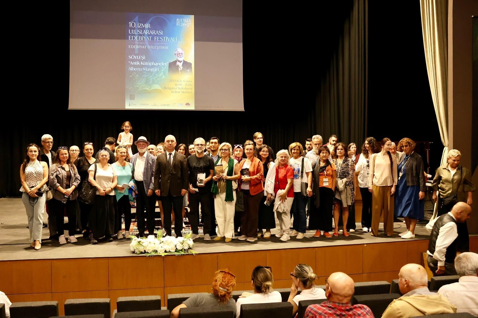 İzmir Edebiyat Festivali Bergama’da: Dünyaca ünlü yazar Alberto Manguel edebiyatseverlerle buluştu