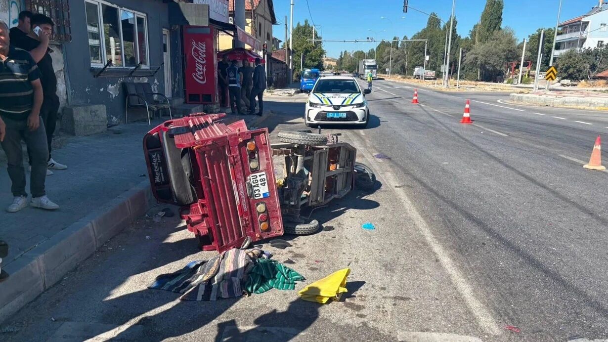 Afyon’da feci kaza… TIR’ın çarptığı elektrikli motosikletteki yaşlı çift öldü