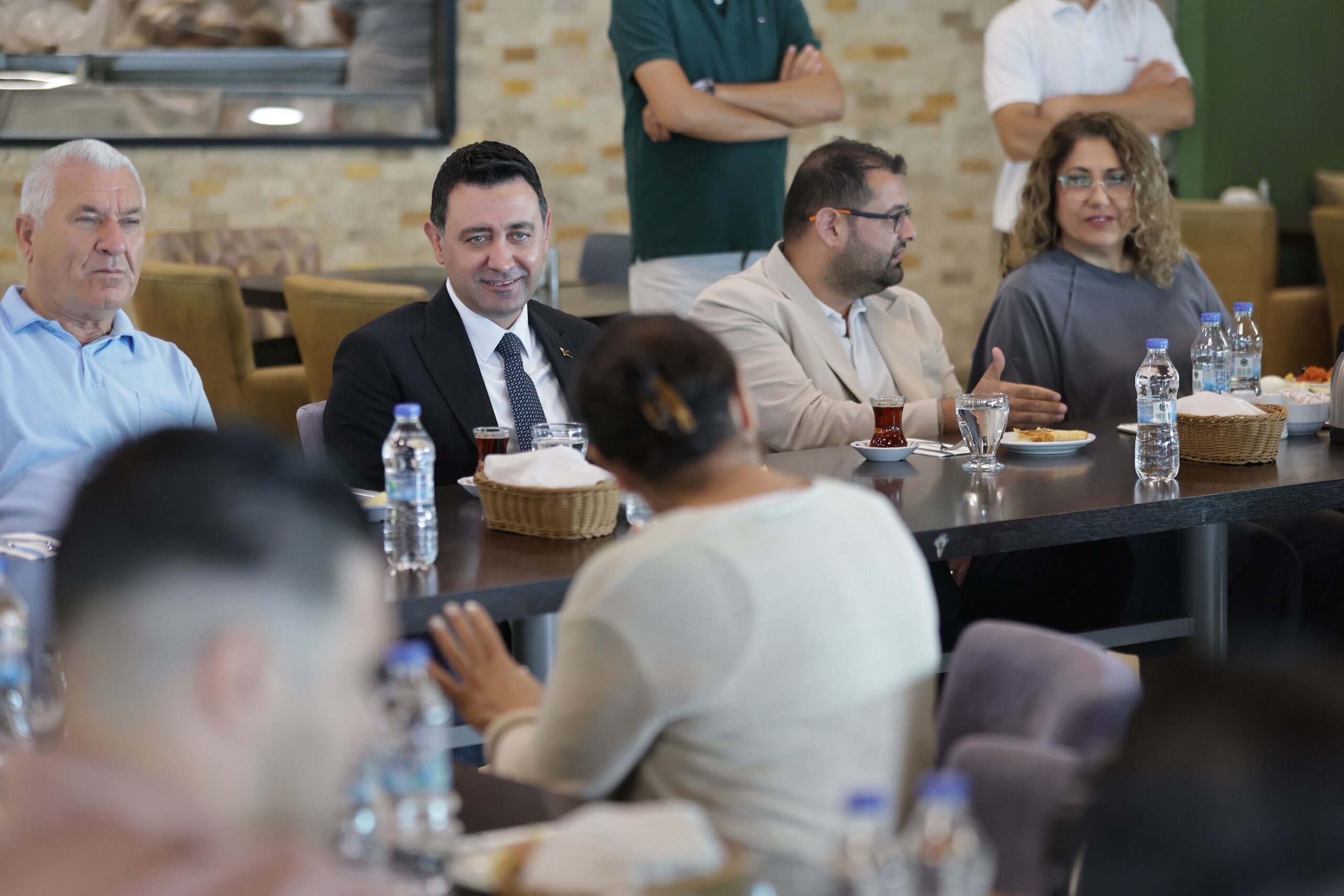 Başkan Önal muhtarlarla buluştu: Bayraklı’nın ihtiyaçları masaya yatırıldı