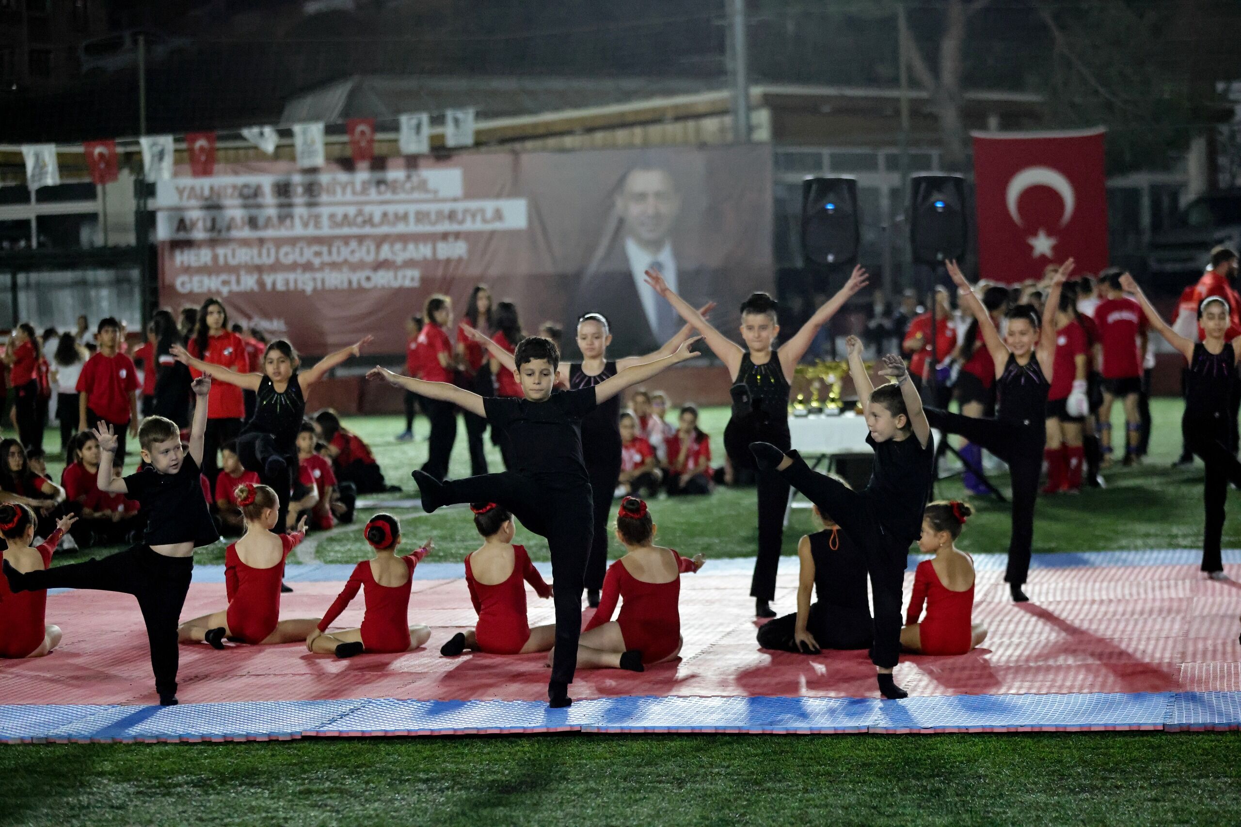 Özel gösteriler yapıldı… Bayraklı’nın spor sezonu açıldı